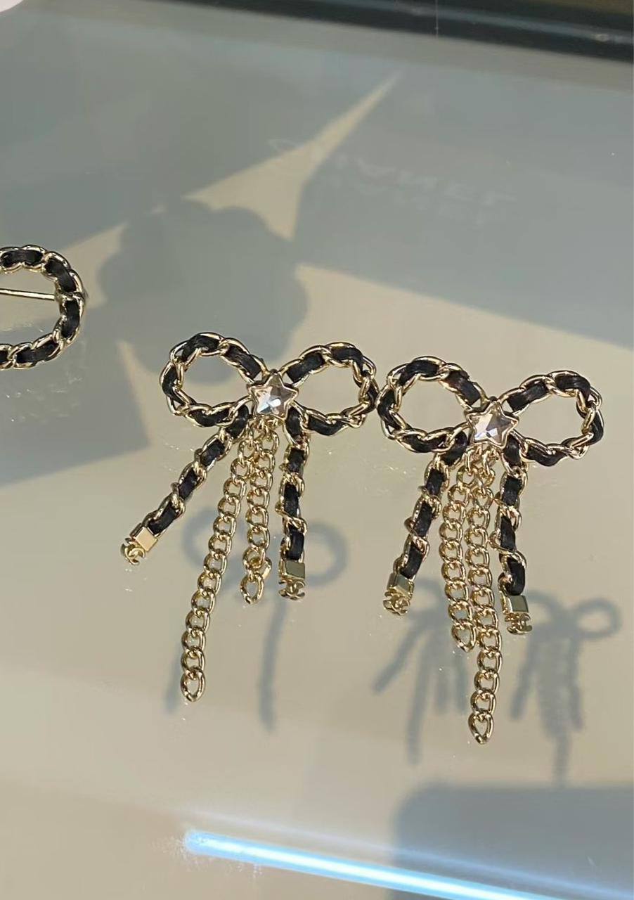 CHANEL🦋*
Necklace ❤️‍🔥
Earring❣️
Master quality 💯
With normal boxes 📦 
100 dhs🪙🖤
With master box 🗃️ 
120 dhs🪙🖤

Zain216
♥️♥️♥️