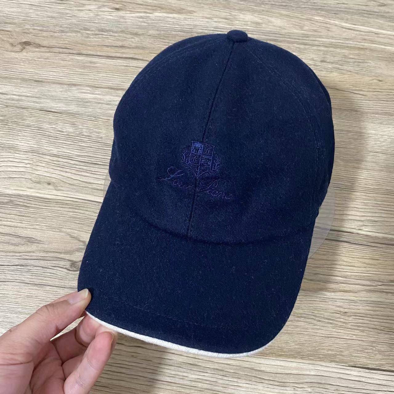 CASHMERE 
LORO PIANA 
MENS CAP 🧢 
FREE SIZE 
120 dhs❤️

Zain88
♥️♥️♥️