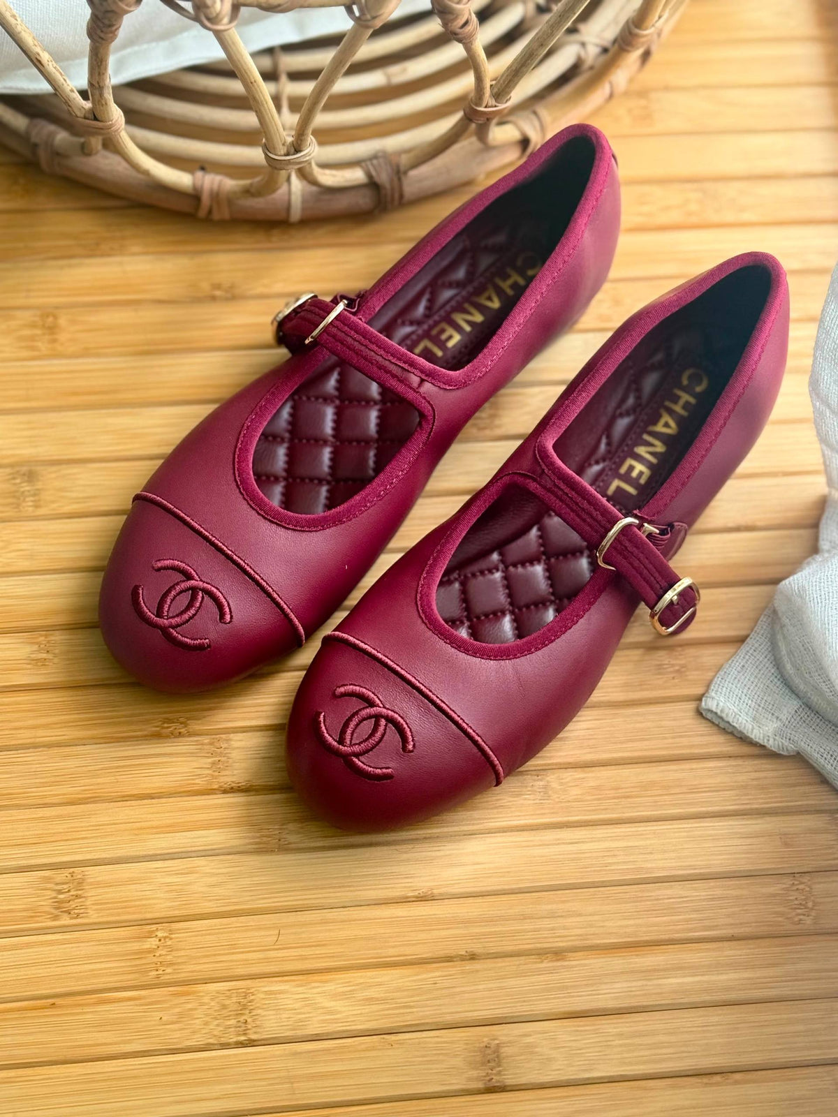 𝗖𝗛𝗔𝗡𝗘𝗟

𝗦𝗶𝘇𝗲 𝟯𝟱 𝘁𝗼𝗼 𝟰𝟮 
430 dhs🇦🇪🇦🇪

Zain303
♥️♥️♥️