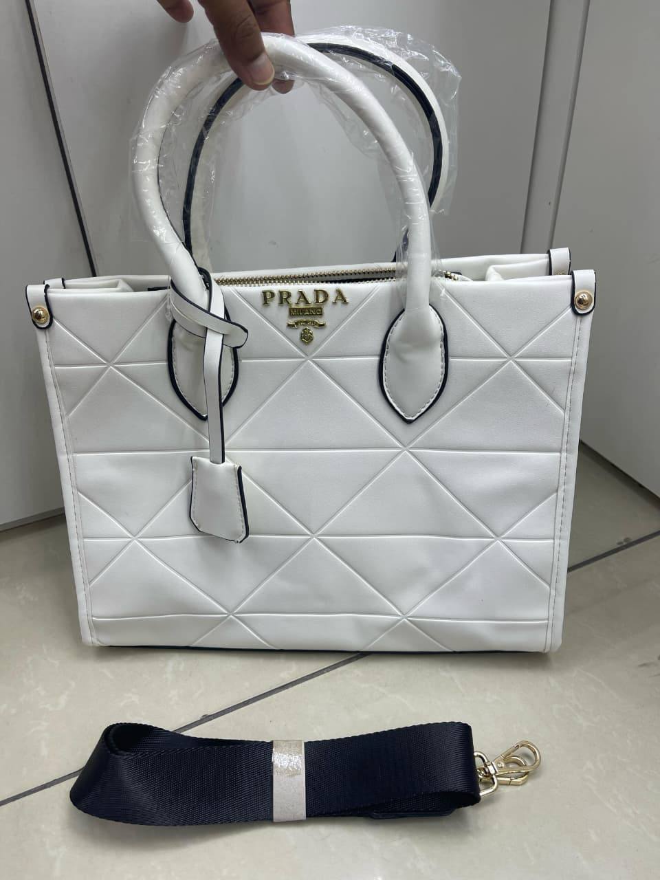 Prada
75 dhs❣️

Zain50
♥️♥️♥️