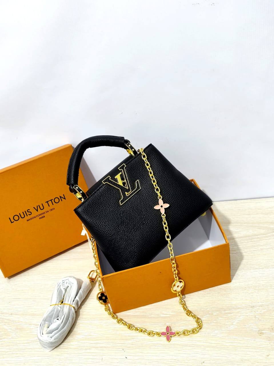 LV

95 dhs🪙🌨️
high quality 
With box  
🎁🎁🎁

21cm

Zain26
♥️♥️♥️