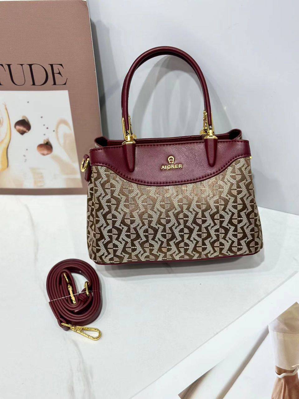 Aigner
95 dhs🪙
size：21×10×14cm
Good quality 

with box
🎁🎁🎁

Zain39
♥️♥️♥️