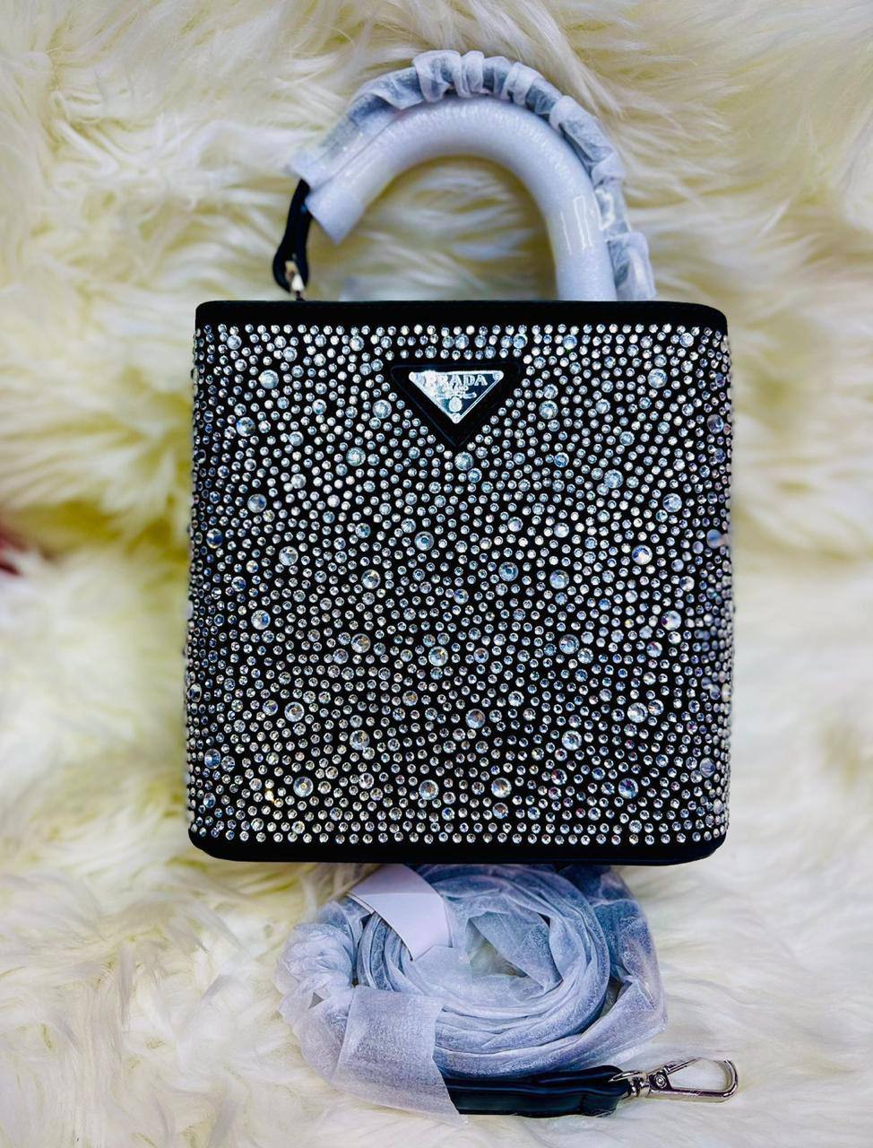 Valentino / Prada / Fendi
1⃣️First quality 

Size : 26 *19 cm

85 dhs✅

with 🖤 box🎁

Zain115
♥️♥️♥️