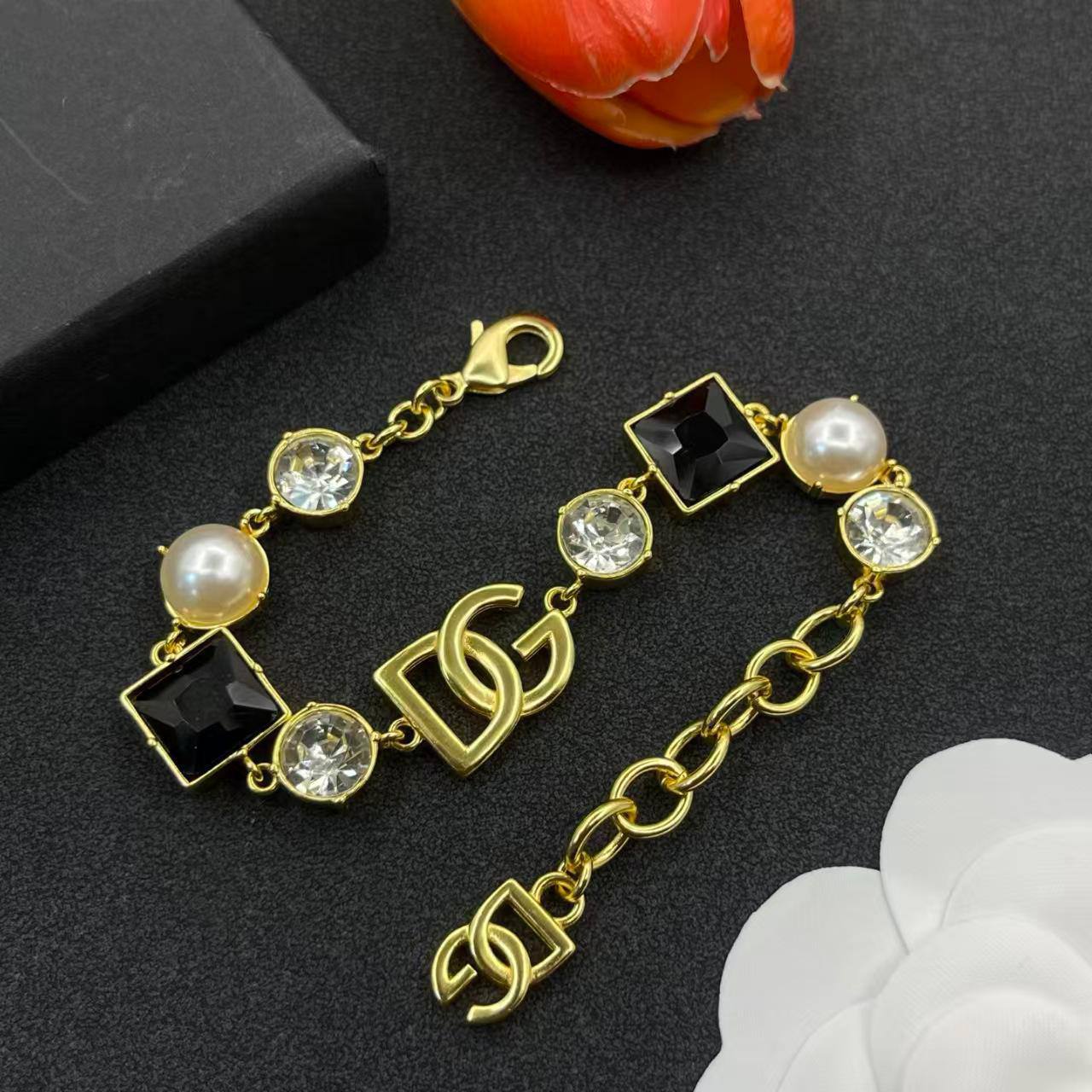 D&G SET💥*
Necklace ❣️
Earring ❤️‍🔥
Breslat 🦋
Master quality 💯
With normal boxes 📦 
And paper bag 🛍️
190 dhs🪙💕

Zain216
♥️♥️♥️