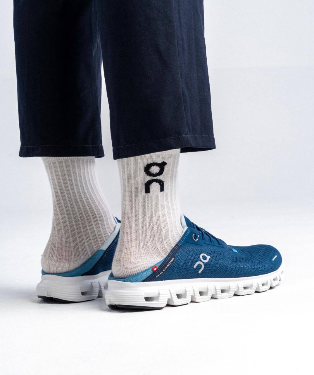 On Running Cloud 6 All ， 
Size 36-45 ，
220 dhs❣️

Zain18
♥️♥️♥️