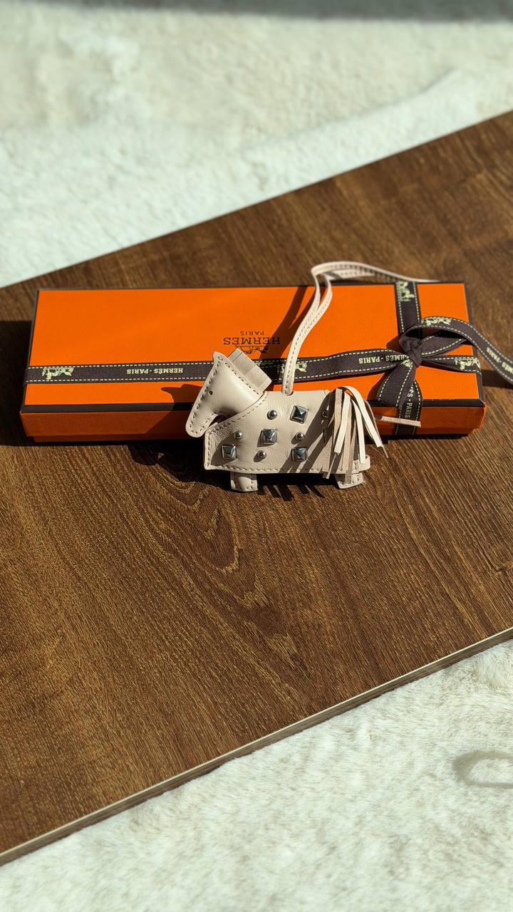 HERMES 🧡 🐎

Rodeo Robeo rock pm charm
*Orignal leather* 

*WITH ORIGINAL PACKING* 🎁 

320 dhs🌺

*HANDMADE*

Zain280
♥️♥️♥️