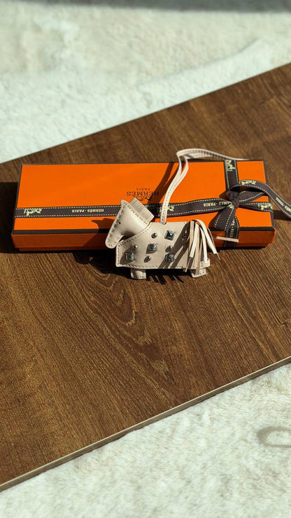 HERMES 🧡 🐎

Rodeo Robeo rock pm charm
*Orignal leather* 

*WITH ORIGINAL PACKING* 🎁 

320 dhs🌺

*HANDMADE*

Zain280
♥️♥️♥️