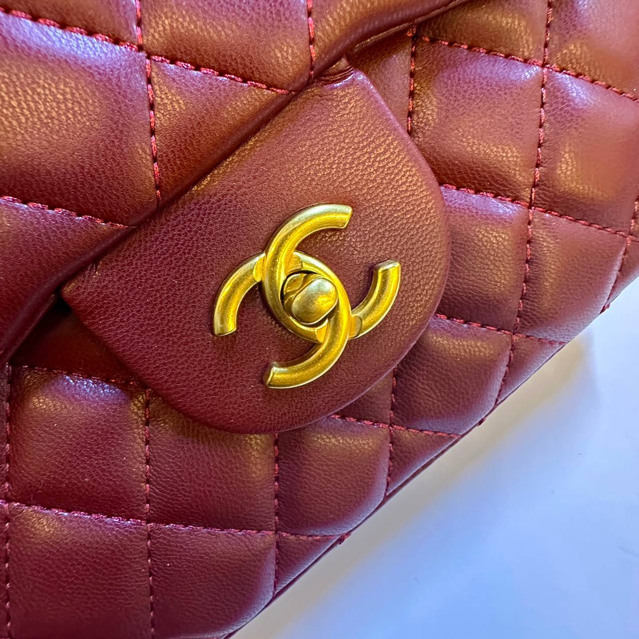 CHANEL 
GOOD QUALITY WITH BOX 
100 dhs🇦🇪🇦🇪
Size:20cm

Zain295
♥️♥️♥️