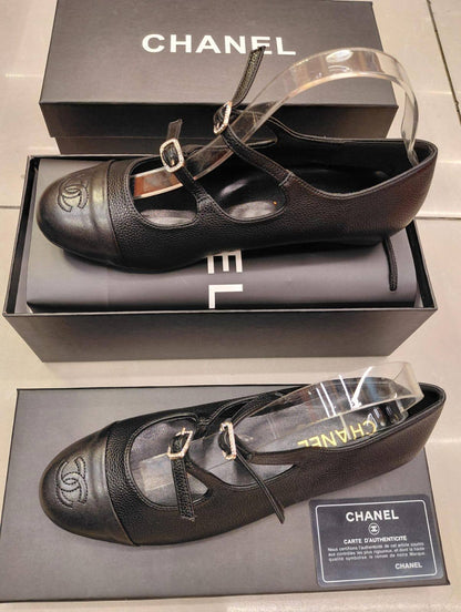 Chanel Shoes , New Arrived 
Size 36 To 41
105 dhs🇦🇪🇦🇪

Zain16
♥️♥️♥️