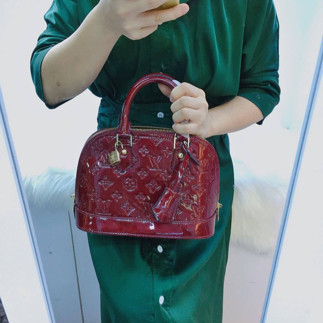 LV Capucenis 

1️⃣ First quality +🎁
Size : 25 * 18.5 cm

85 dhs🇦🇪🇦🇪

 with box🎁

Zain115
♥️♥️♥️