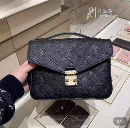 LV
Bags

with box

Zain26
♥️♥️♥️