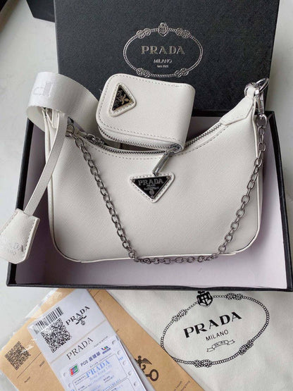Prada
25cm 

with box 
🎁🎁🎁

80 dhs🪙🌨️

Zain219
♥️♥️♥️