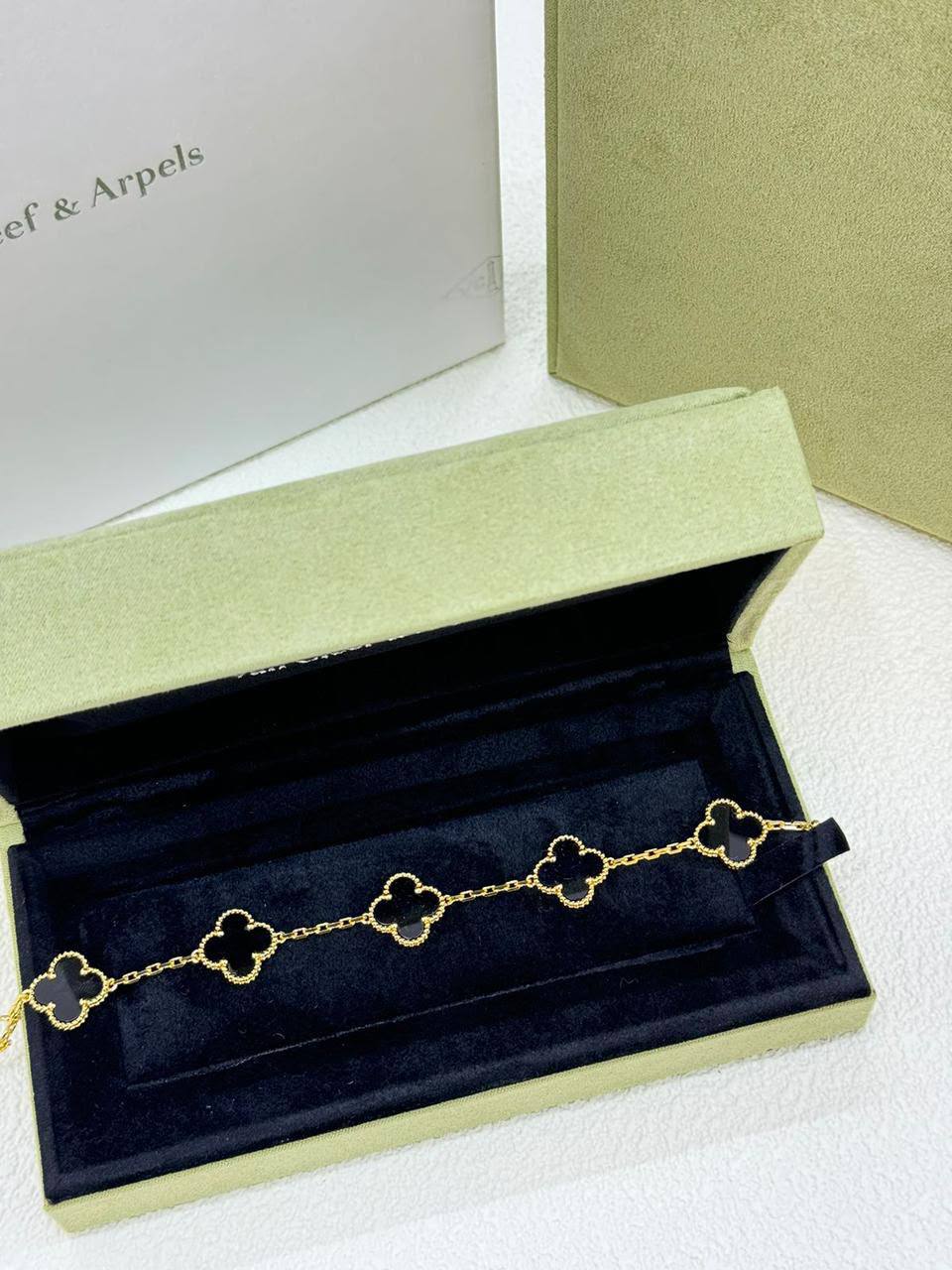 VCA 
Bracelet 🦋
Master quality 💯
With normal boxes 🗃️ 
75 dhs✅

With master box 📦 
120 dhs✅

Zain216
♥️♥️♥️