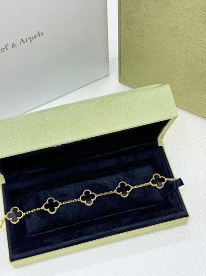 VCA 
Bracelet 🦋
Master quality 💯
With normal boxes 🗃️ 
75 dhs✅

With master box 📦 
120 dhs✅

Zain216
♥️♥️♥️