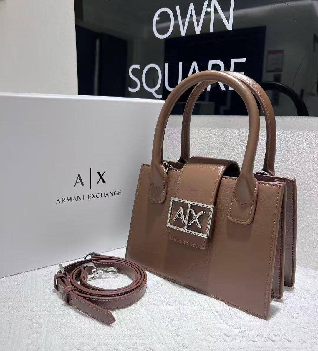 ARMANI 

COPY ONE 
NEW CAME  

WITH BOX 
🎁🎁🎁

135 dhs❤️

Zain39
♥️♥️♥️