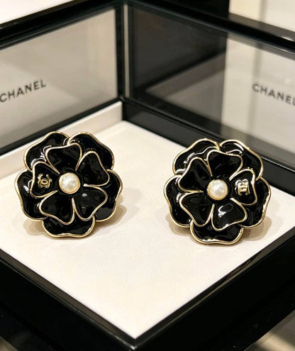 CHANEL❤️‍🔥*
Necklace 🦋
Earring✨
Master quality 💯
With normal boxes 🗃️ 
100 dhs✅
With master box 📦 
130 dhs✅

Zain216
♥️♥️♥️