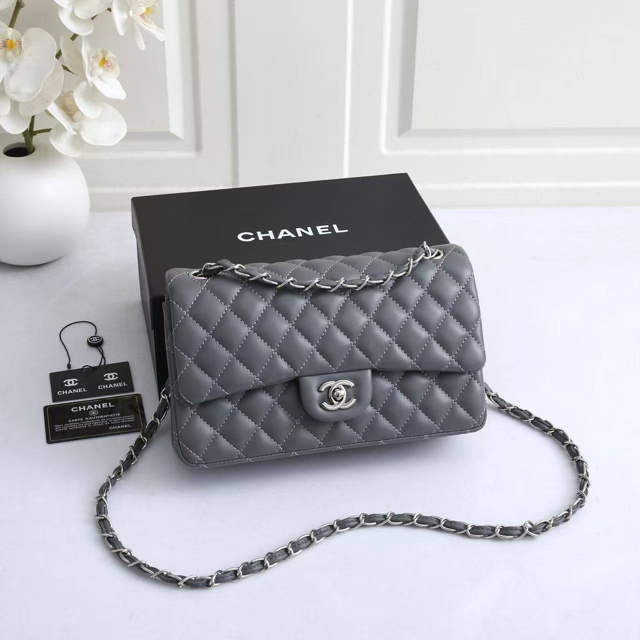 Chanel

with box
🎁🎁🎁

110 dhs✅
good quality

Zain143
♥️♥️♥️