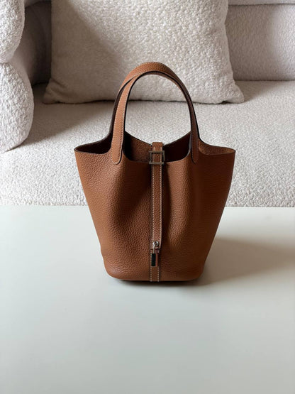 Hermes
picotin 18cm💥Master quality ✅

with box📦

340 dhs✅

Zain52
♥️♥️♥️