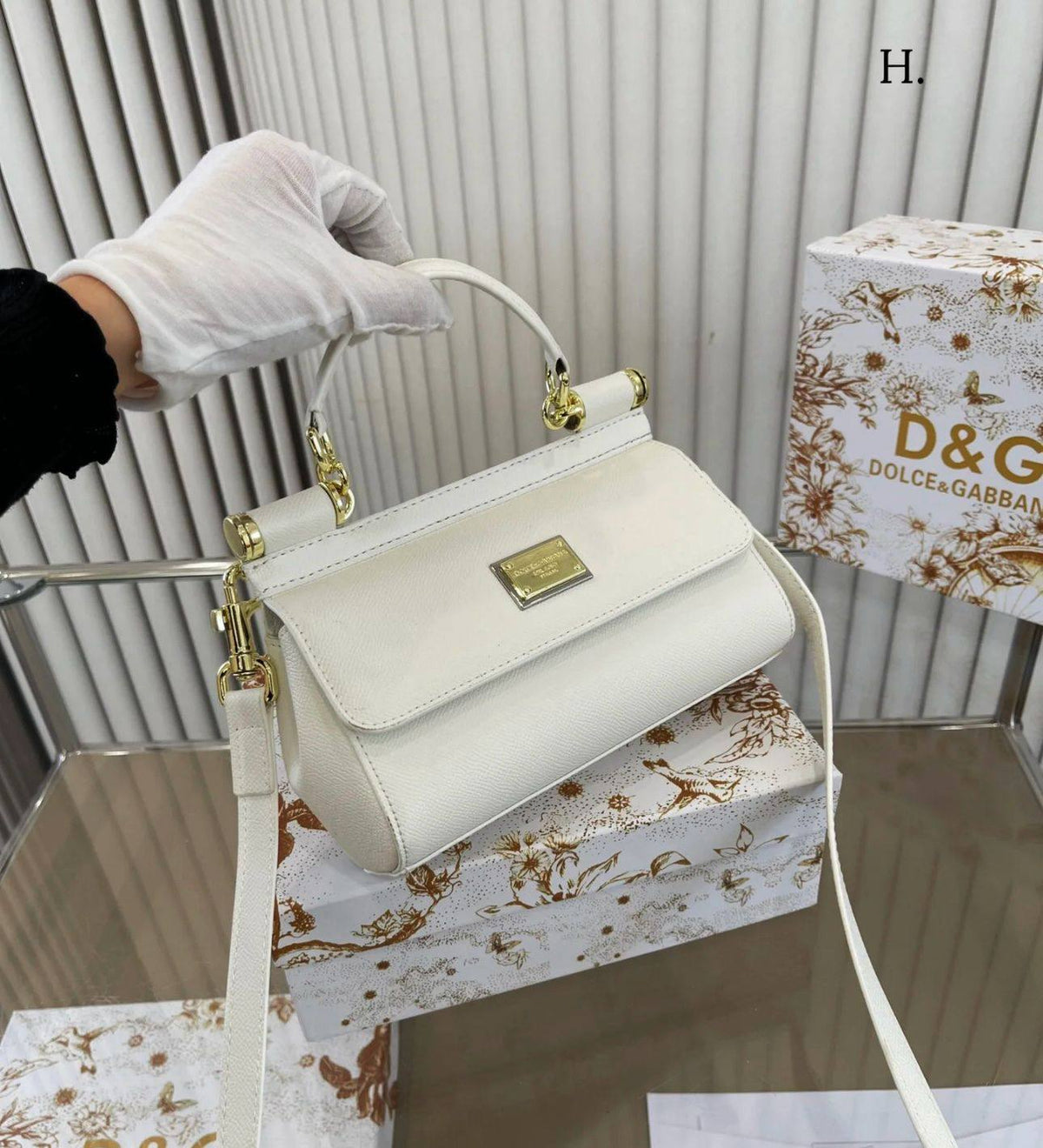 Dolce&Gabbana 

new came 
good quality 

with box 
105 dhs🇦🇪🇦🇪

Zain295
♥️♥️♥️