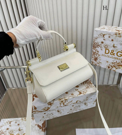 Dolce&Gabbana 

new came 
good quality 

with box 
105 dhs🇦🇪🇦🇪

Zain295
♥️♥️♥️