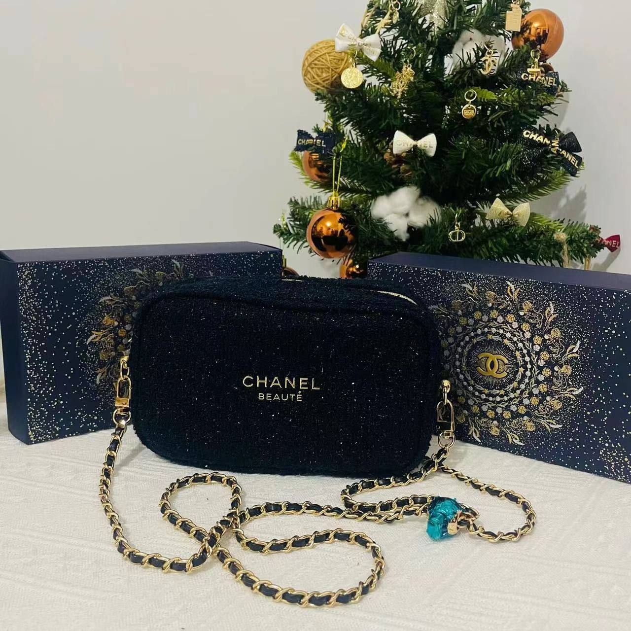 Chanel

with box
🎁🎁🎁

90 dhs❣️

Zain107
♥️♥️♥️