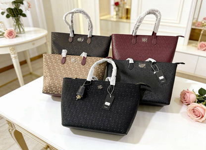 DKNY
100 dhs❣️
SIZE：50cm
good-quality with zipper 

Zain35
♥️♥️♥️