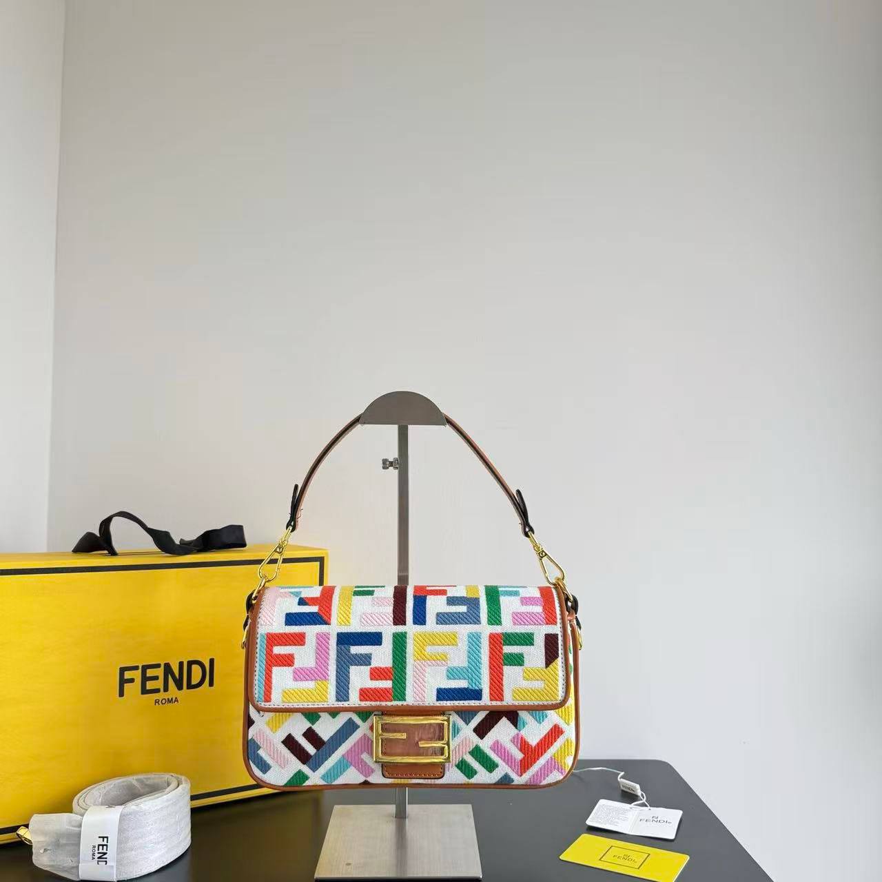 Fendi
high quality 

130 dhs🪙🖤

Withbox
🎁🎁🎁

Zain143
♥️♥️♥️