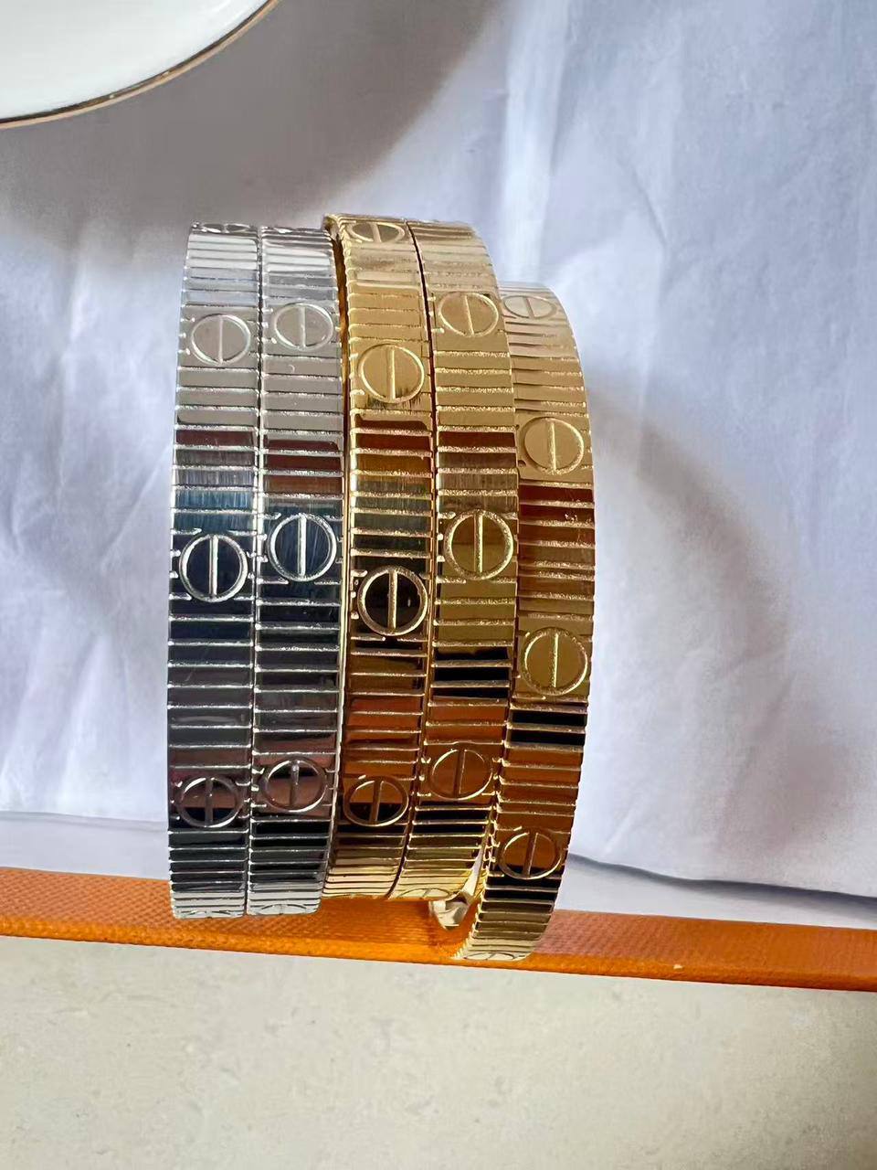 Cartier Bangle* 🤩
Stainless non tarnished 
18 size 

20 dhs🪙💚 simple box 🎁
30 dhs🪙💚 name box and bag🎁

Zain48
♥️♥️♥️