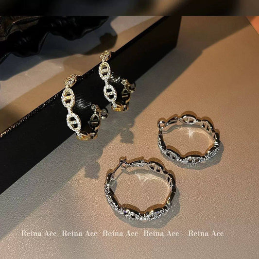 New arrival branded earrings Aed 
30 dhs🪙🌨️
40 dhs🪙🌨️

pair with branded box and paperbag🎁🎁🎁

Zain243
♥️♥️♥️