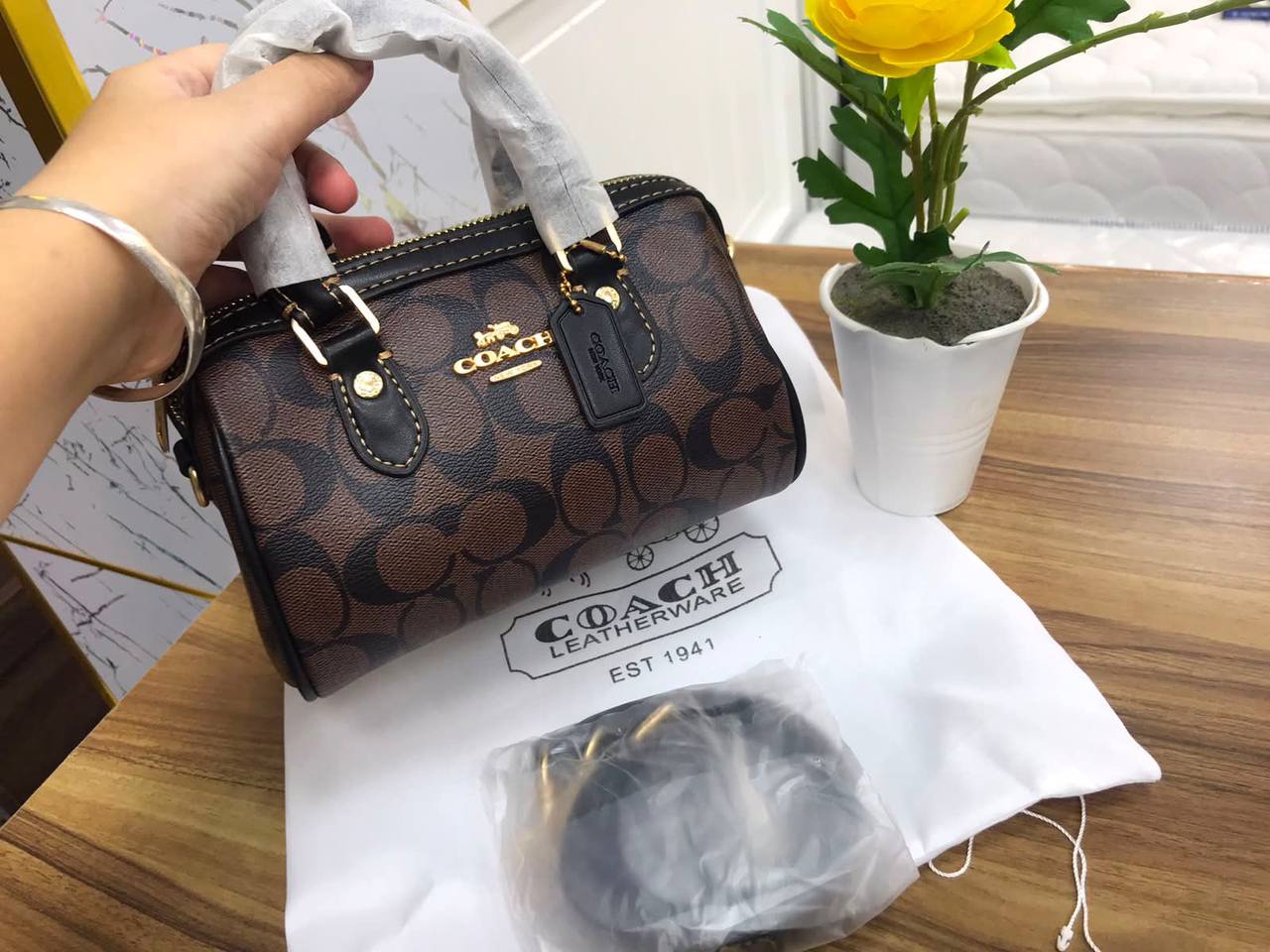 Coach
95 dhs✅
Size：17*12*10

Zain07
♥️♥️♥️