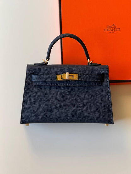 Hermes
minikelly 19cm💕
master quality😍with box❤️
340 dhs❤️💚❤️💚

Zain52
💚❤️💚