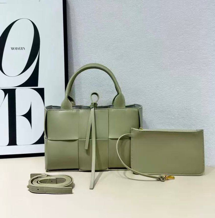 BOTTEGA 
GOOD QUALITY  

WITH BOX
🎁🎁🎁

110 dhs✅

Zain39
♥️♥️♥️