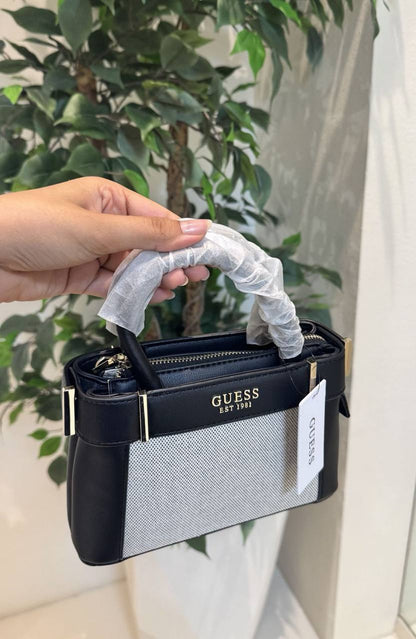 Guess
105 dhs🇦🇪🇦🇪
High-quality with box

Zain35
♥️♥️♥️