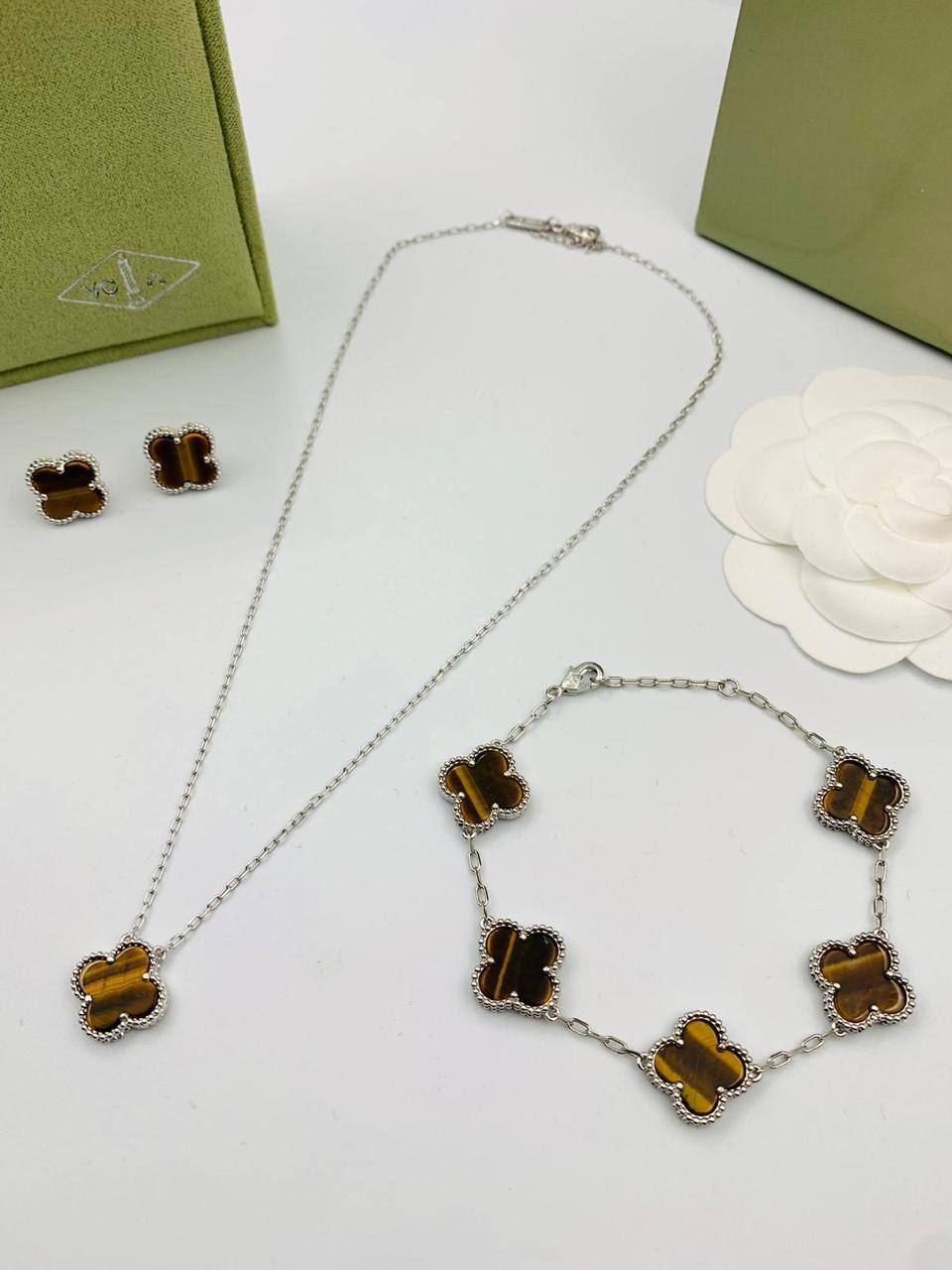 VCA Set*_🌼💫
*NECKLACE 1 FLOWER*
*BRACELET 5 FLOWER*
*EARRING   1* *FLOWER*  
145 dhs❤️
       _*WITH*_
    *Good Box* 📦

Zain89
♥️♥️♥️