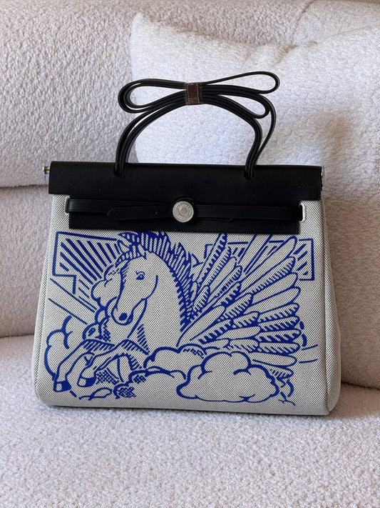 Hermes Herbag 31cm💕master quality😍with box❤️
🎁🎁🎁

380 dhs🪙💚

Zain52
♥️♥️♥️