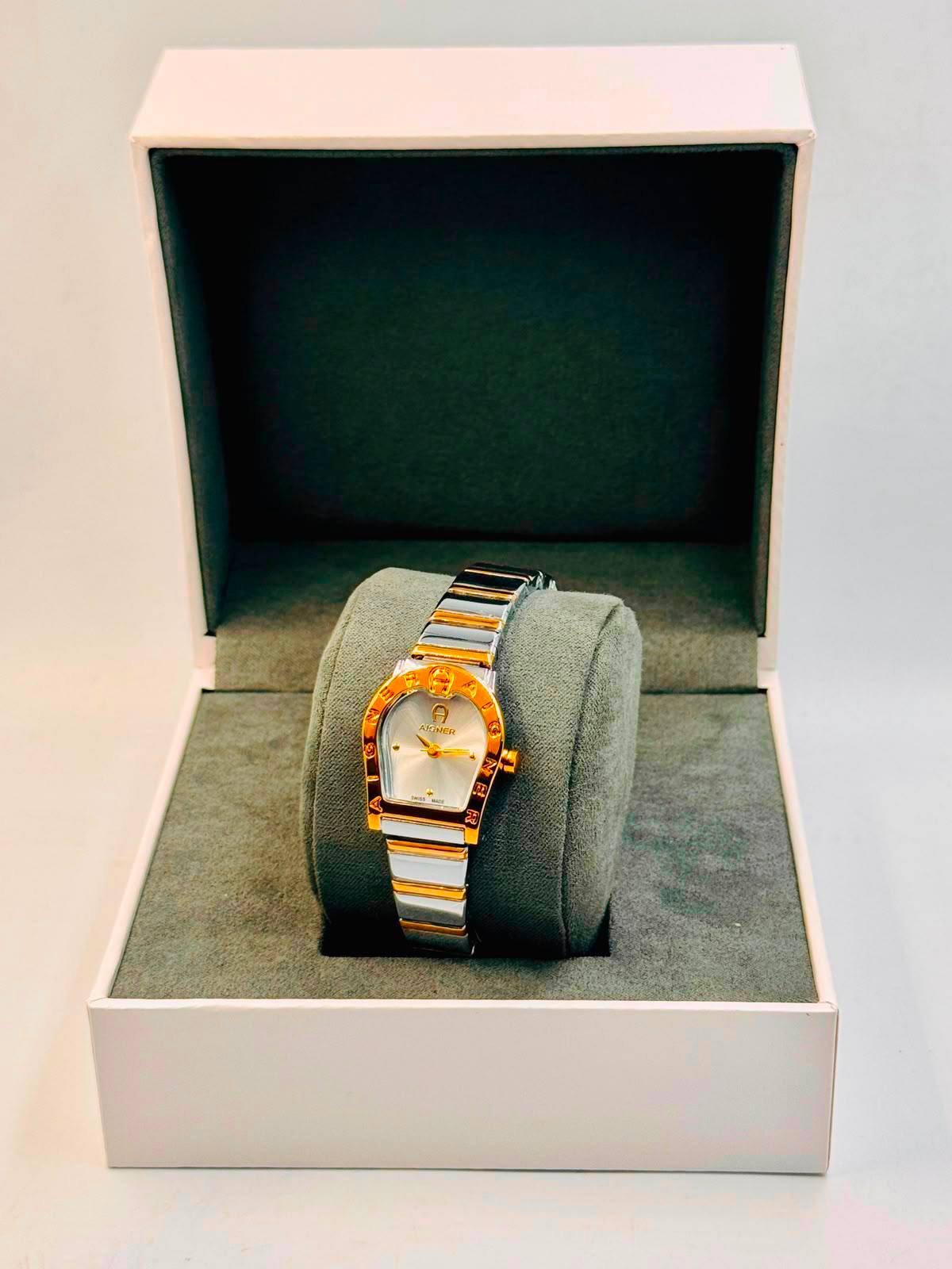 Aigner Ladies 
55 dhs🇦🇪🇦🇪

Zain08
♥️♥️♥️