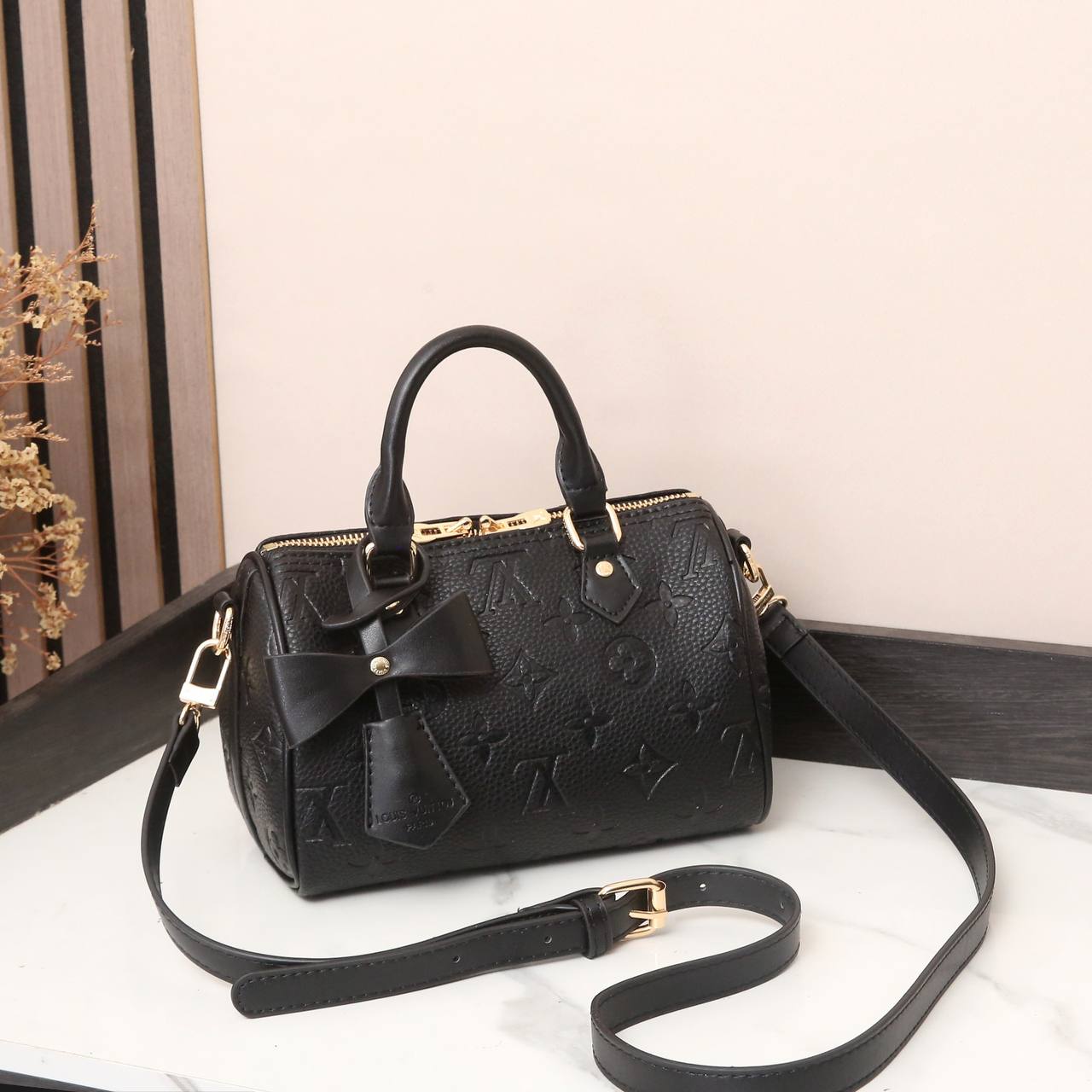 LV
Best quality WITH BOX
100 dhs🇦🇪🇦🇪
size 20CM

Zain290
♥️♥️♥️