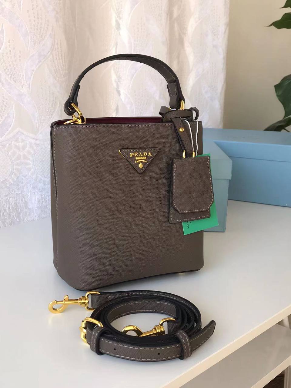 Prada
115 dhs✅

Good-quality 

with box
🎁🎁🎁

Zain35
♥️♥️♥️