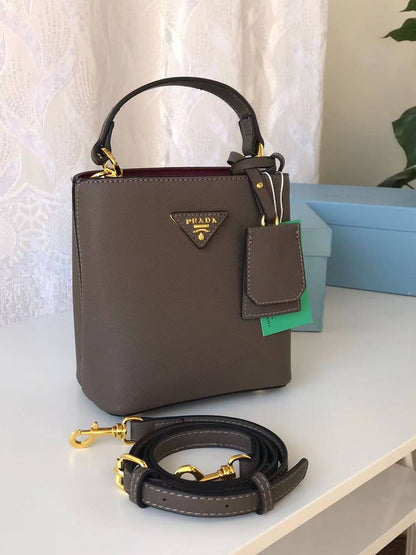 Prada
115 dhs✅

Good-quality 

with box
🎁🎁🎁

Zain35
♥️♥️♥️