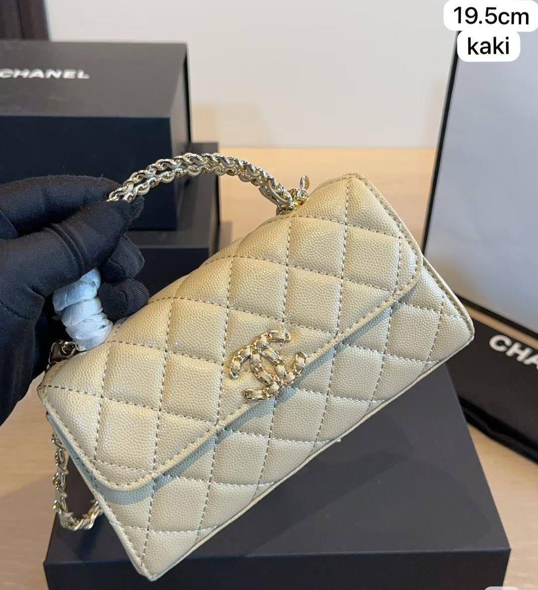 💗 Chanel Kelly / 24B
1️⃣ First quality +🎁  
Size : 19.5 ~ 18 * 15 cm
90 dhs✅
with box 🎁

Zain115
♥️♥️♥️