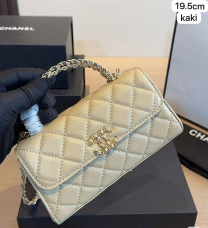 💗 Chanel Kelly / 24B
1️⃣ First quality +🎁  
Size : 19.5 ~ 18 * 15 cm
90 dhs✅
with box 🎁

Zain115
♥️♥️♥️