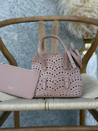 Available again✨✨✨

ALAIA
17cm
300 dhs🪙🌨️

20cm
310 dhs🪙🌨️

Top quality 
With box🎁

Zain167
♥️♥️♥️