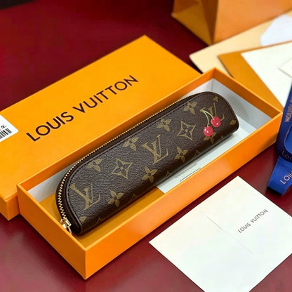 LOUIS VUITTON 

PEN BAG 

NEW CAME 
GOOD QUALITY 
WITH BOX 

55 dhs🇦🇪🇦🇪

Zain295
♥️♥️♥️
