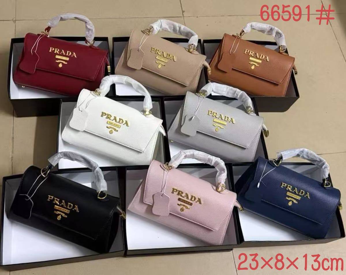 Prada
High quality
With box 
110 dhs🇦🇪🇦🇪

Zain136
♥️♥️♥️