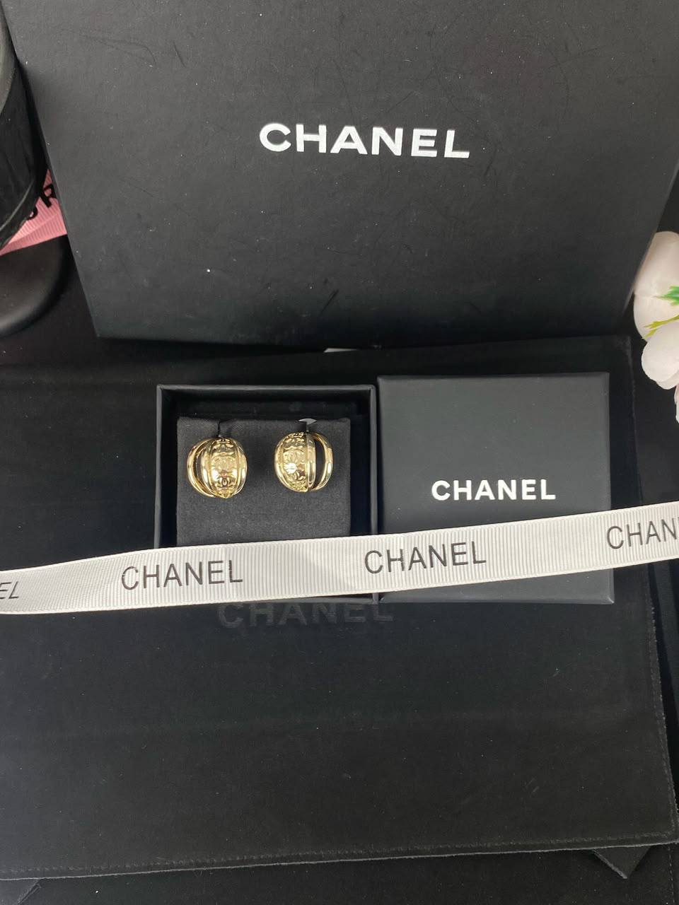 CHANEL 
Earring 🦋
Master quality 💯
With normal boxes 🗃️ 
45 dhs🇦🇪🇦🇪

With master box 📦 
70 dhs🇦🇪🇦🇪

Zain216
♥️♥️♥️