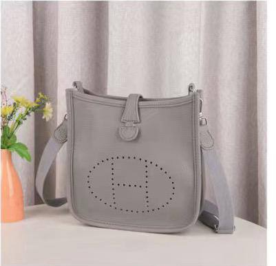 Hermes

90 dhs✅

with box
🎁🎁🎁

size 23cm

Zain26
♥️♥️♥️