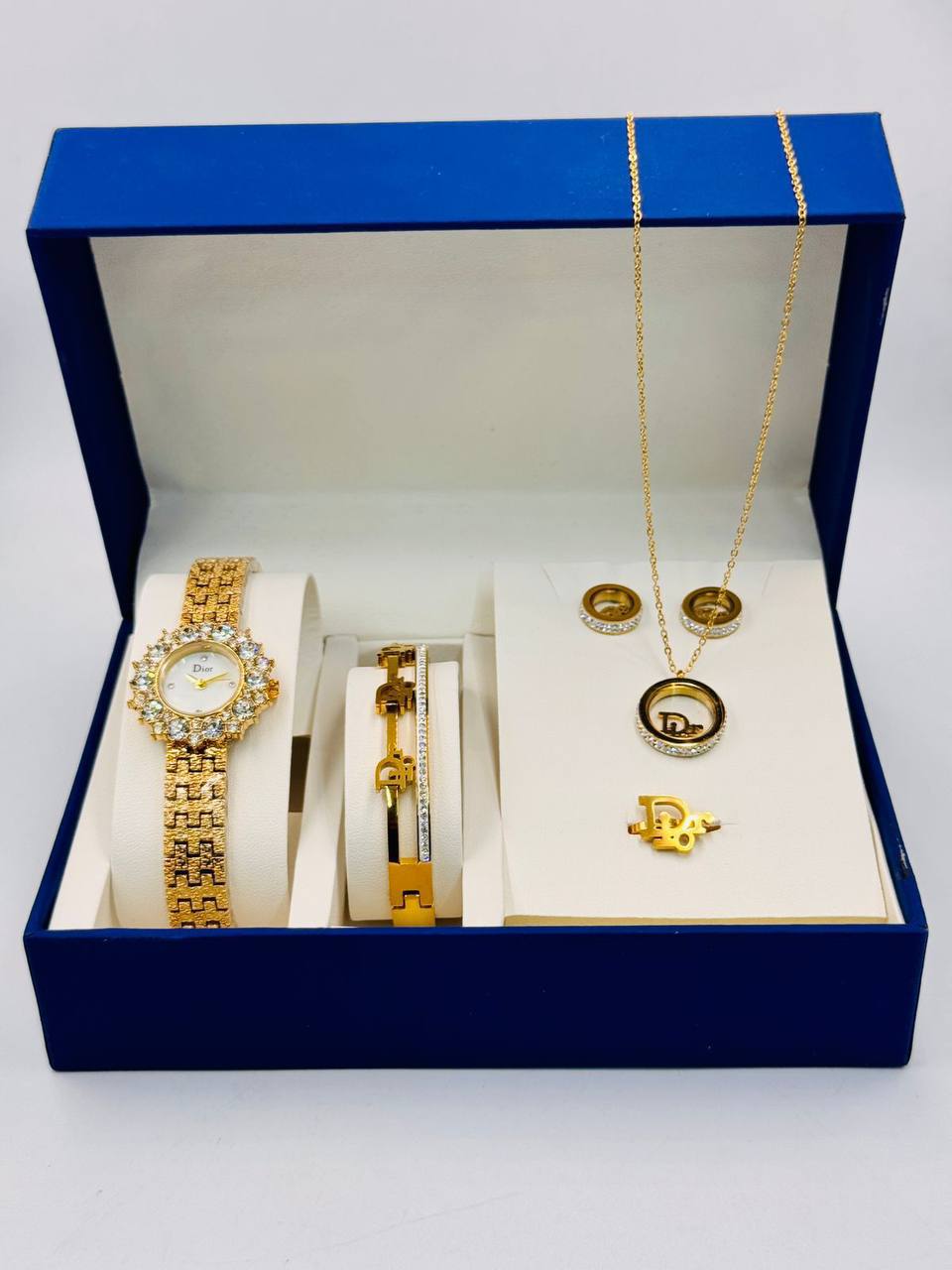 Ladies watch 
set with box 🎁

90 dhs💓

Zain08
♥️♥️♥️