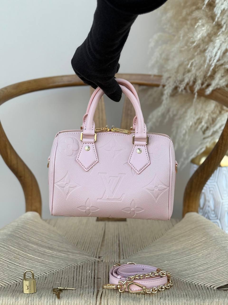 LV

20cm
350 dhs💓

Top quality 
With box🎁

Zain167
♥️♥️♥️