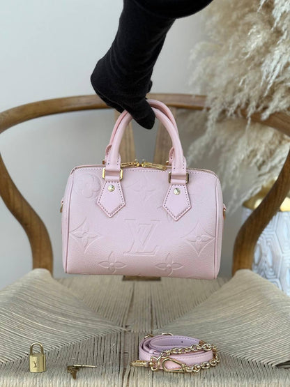 LV

20cm
350 dhs💓

Top quality 
With box🎁

Zain167
♥️♥️♥️