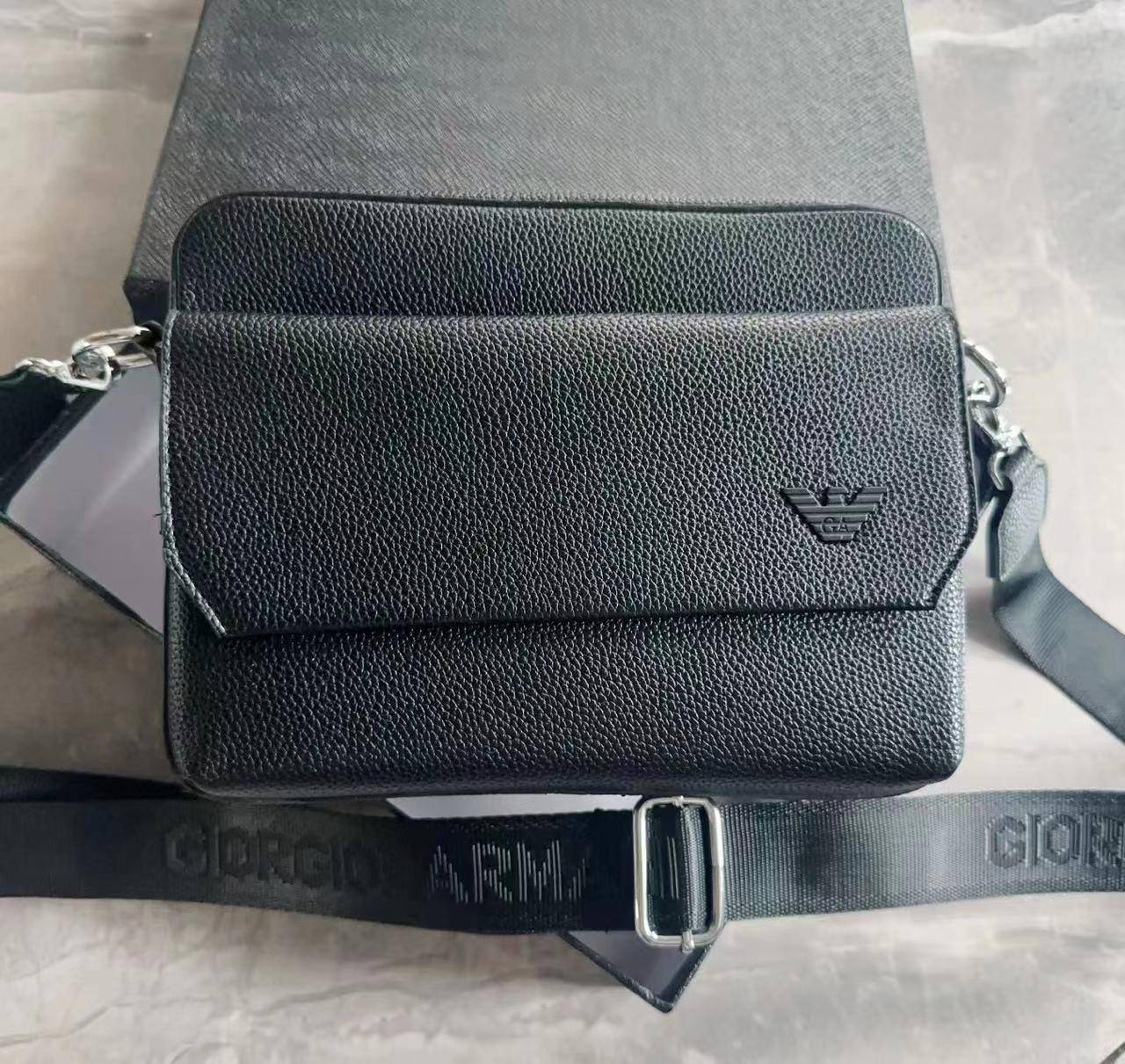 LV - Gucci 
With box 
🎁🎁🎁

95 dhs✅
Size24cm

Zain161
♥️♥️♥️